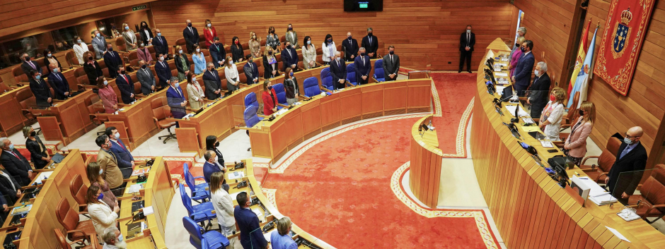Vista general del Parlamento Gallego, durante el minuto de silencio en recuerdo al fallecido conselleiro de Facenda, momentos previos al inicio del Debate sobre el Estado de la Autonomía
