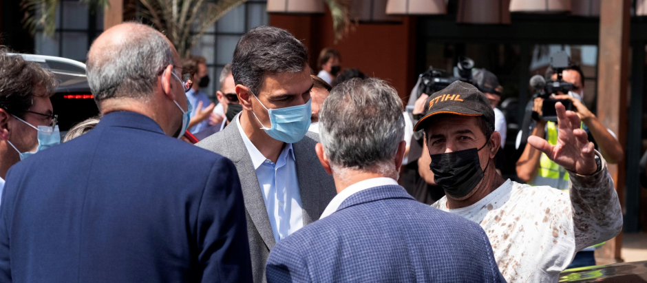El presidente del Gobierno, Pedro Sánchez, conversa con varios de los desalojados a causa de la erupción volcánica
