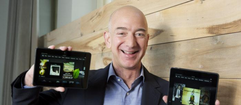 Jeff Bezos con dos modelos Kindle, el producto estrella de Amazon
