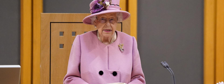 La reina Isabel II, durante la sesión inaugural del Parlamento galés