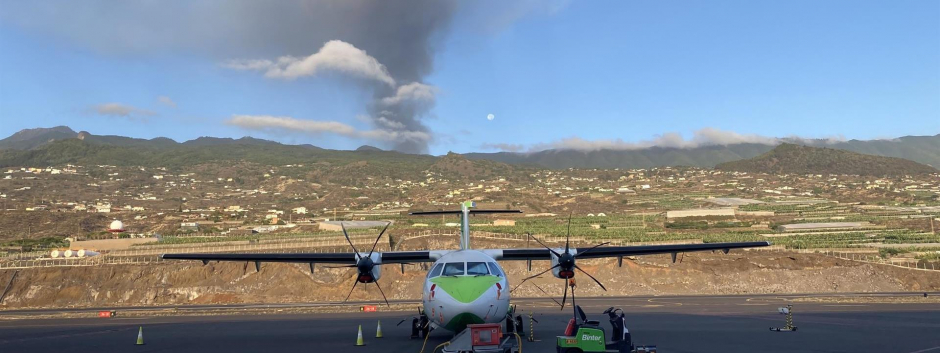 Nube de ceniza en el aeropuerto de La Palma