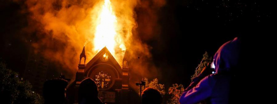 Un templo católico en llamas en las protestas de Chile del año pasado