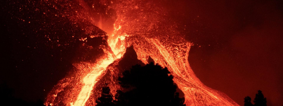 El volcán de Cumbre Vieja visto desde la localidad de El Paso, en La Palma, este domingo