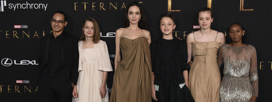 Angelina Jolie y sus hijos en el estreno de la película 'Eternals' en Los Ángeles