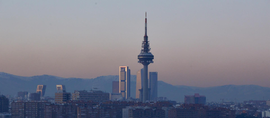 Capa de contaminación sobre la ciudad desde el Cerro del Tío Pío en Madrid