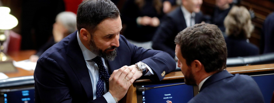 Santiago Abascal y Pablo Casado conversan en el Congreso de los Diputados en diciembre de 2019