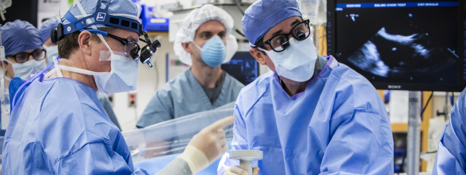 Un equipo médica realiza una operación quirúrgica en EE.UU.
