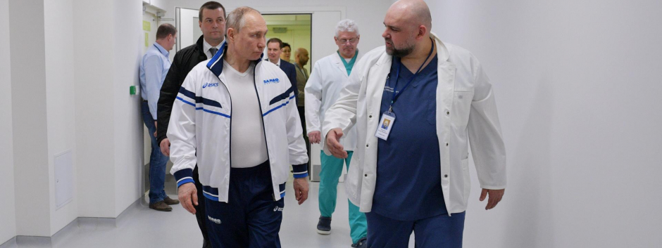 El presidente ruso, Vladímir Putin, visita un hospital en marzo de 2020