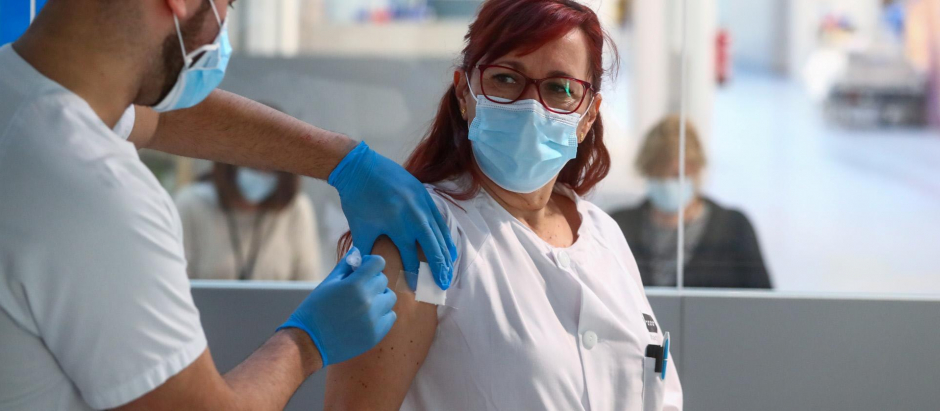 Mujer recibiendo la vacuna Pfizer-BioNTech