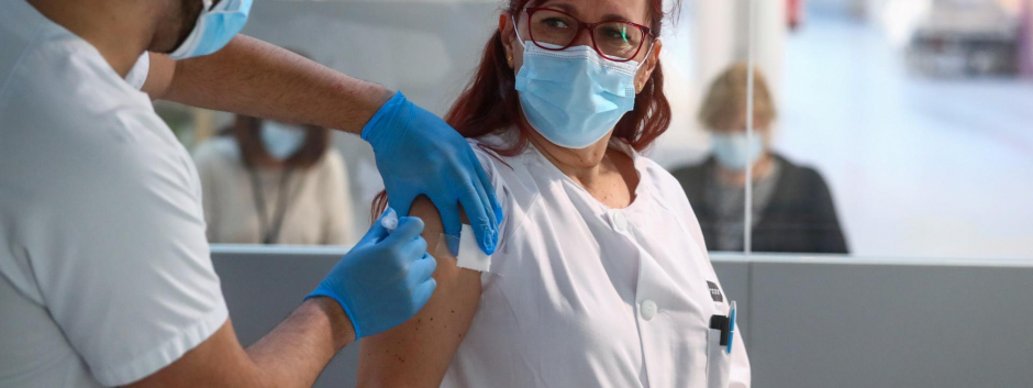 Mujer recibiendo la vacuna Pfizer-BioNTech