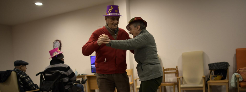 Dos ancianos bailan en una residencia