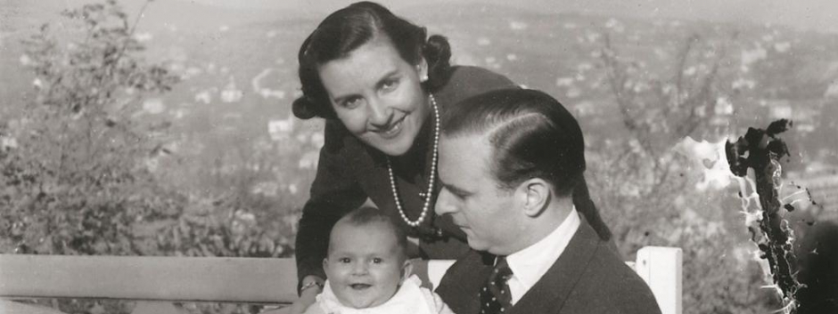 Ángel Sanz Briz junto a su esposa, Adela Quijano, y la pequeña Adela en Budapest