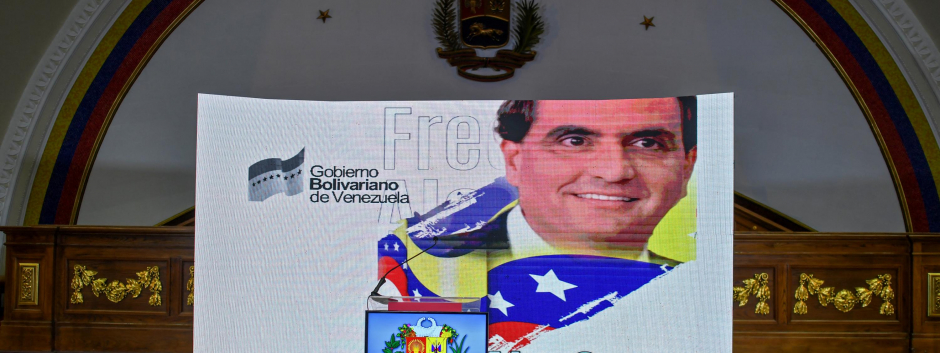 Imagen de Alexander Saab proyectada en una pantalla en la asamblea chavista, en Caracas