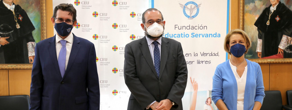 Juan Carlos Corvera, presidente de la Fundación Educatio Servanda; Alfonso Bullón de Mendoza, presidente de la ACdP; y Rosa Visiedo, rectora de la Universidad CEU San Pablo
