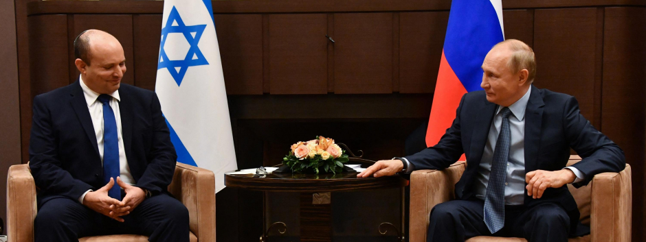 El presidente ruso, Vladimir Putin (Iz) y el primer ministro israelí, Naftali Bennett, en Sochi, Rusia