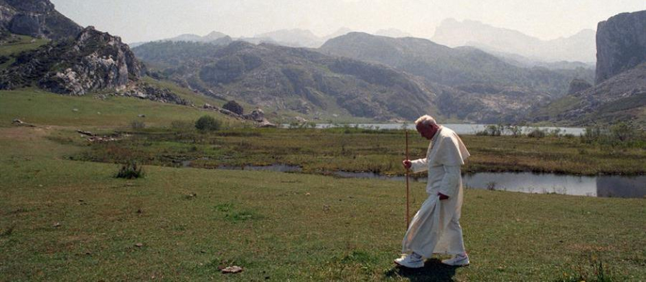 San Juan Pablo II paseando por los lagos de Covadonga, en Asturias