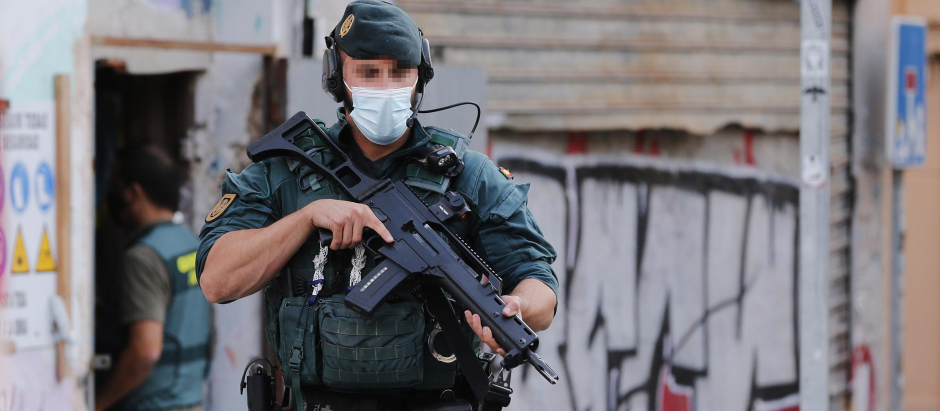 Efectivos de la Guardia Civil participan este viernes en una operación contra el yihadismo