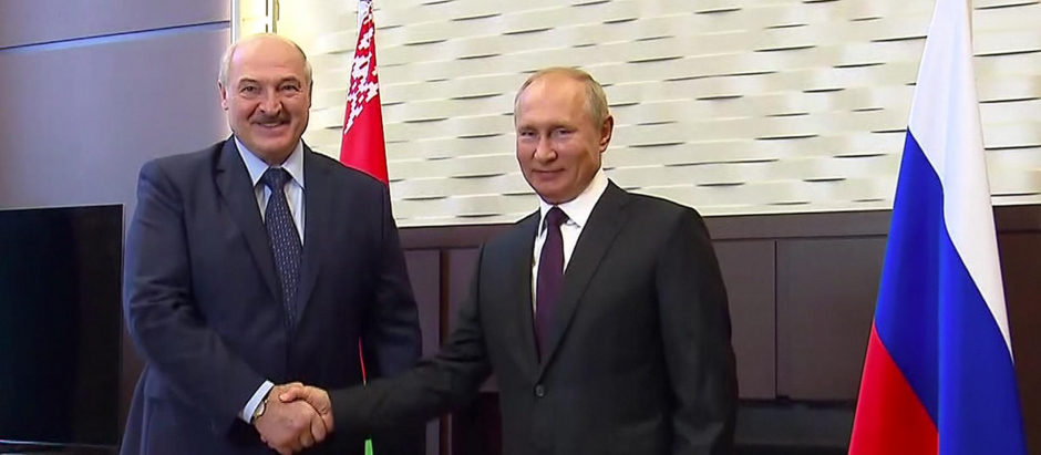 El presidente Vladimir Putin, a la derecha, y el presidente bielorruso Alexander Lukashenko