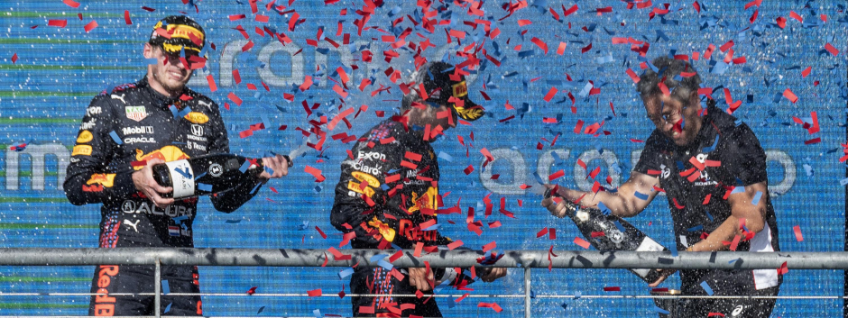 El piloto holandés de Red Bull ganador, Max Verstappen (L), celebra con su compañero de equipo, el mexicano Sergio Pérez