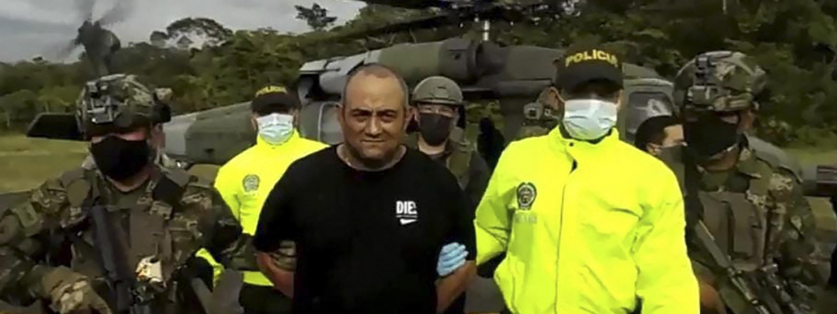 Miembros del Ejército y la policía colombianos escoltando al narcotraficante más buscado de Colombia, Dairo Antonio Usuga (C) -alias 'Otoniel'-