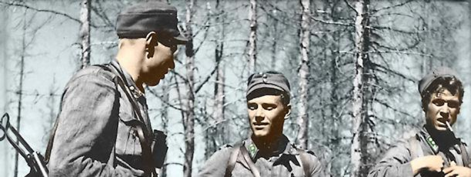 Törni al centro, después de la batalla de Haukilahti en una foto conjunta con el capitán Pentti Railion del Regimiento de Infantería 33 y el teniente Holger Pitkänen, derecha