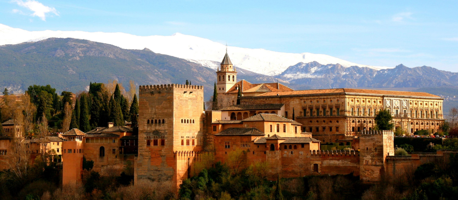 ALHAMBRA.CITY,TOWN,CULTURE,HOLIDAY,VACATION,HOLIDAYS,VACATIONS,SPAIN,ANDALUSIA,MOUNTAIN,BUILDING,BUILDINGS,ALHAMBRA,GRANADA,SIERRA NEVADA