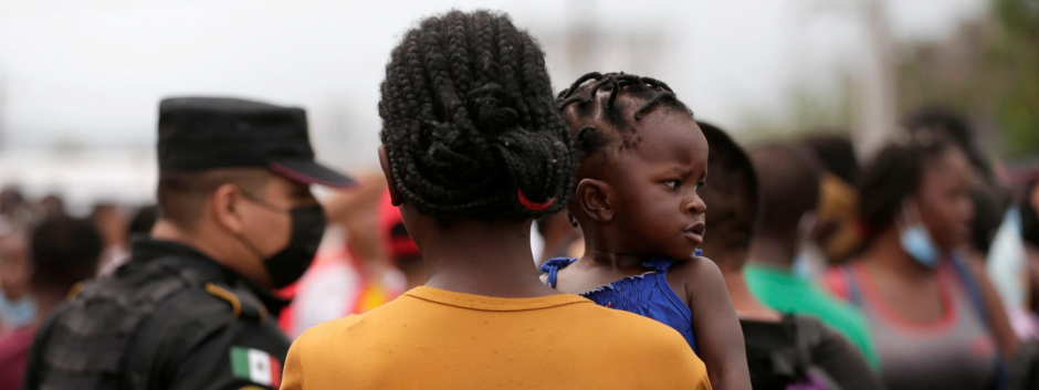 Una inmigrante haitiana, con su hija
