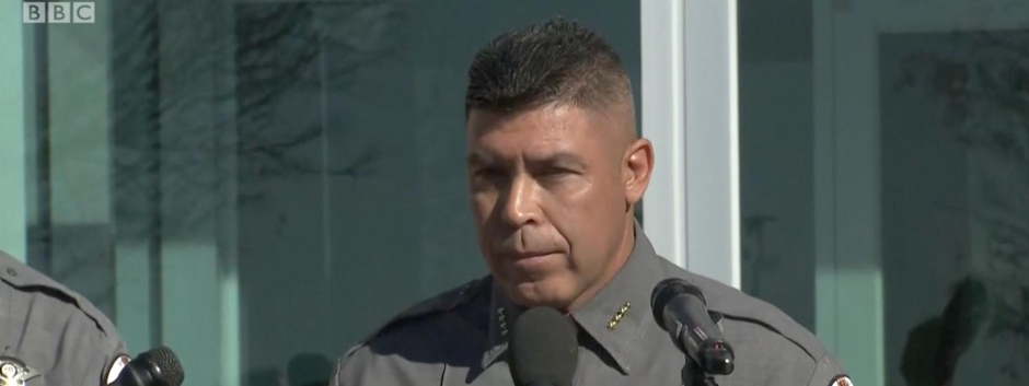 El sheriff de Santa Fe (Nuevo México), Adan Mendoza, ha comparecido ante los medios este miércoles