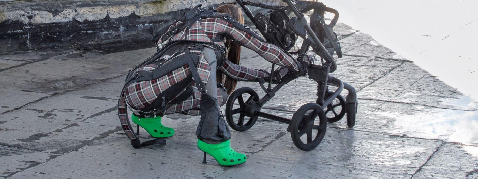 Balenciaga lanza unas sandalias Crocs con tacón de aguja