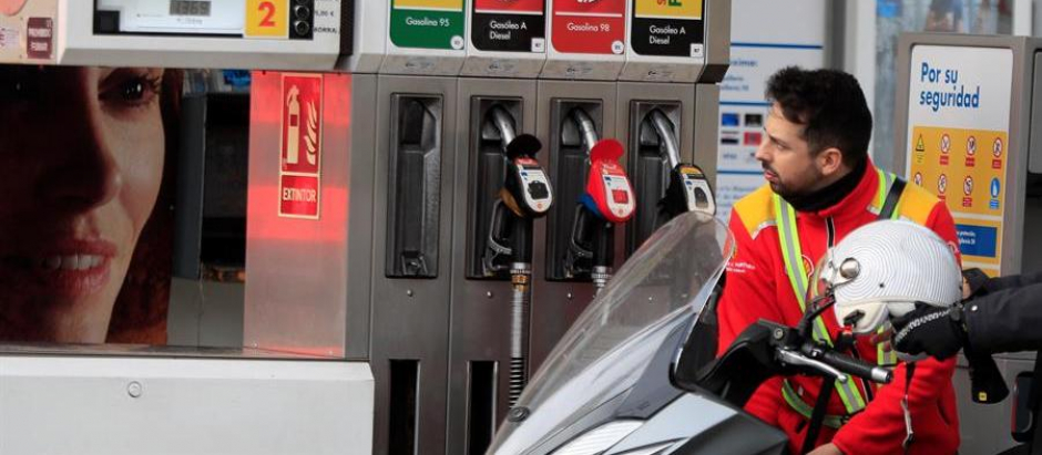 Un trabajador dispensa gasolina de un surtidor este viernes en Madrid