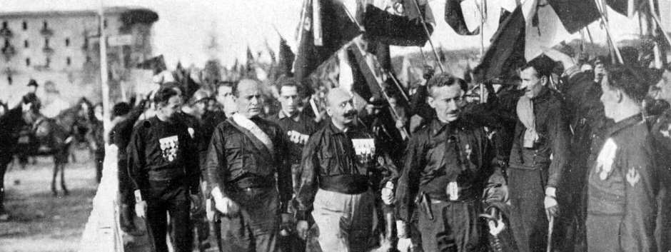 Los camisas negras en Bolonia, con Benito Mussolini al frente, en la «Marcha sobre Roma»