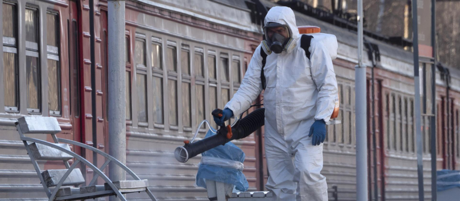 Miembro de servicios locales de San Petersburgo desinfectando las calles
