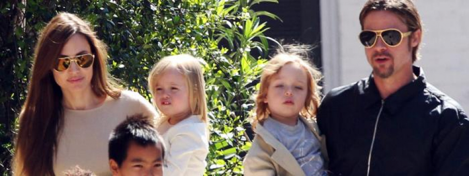 Angelina Jolie y Brad Pitt con sus hijos en una imagen de archivo