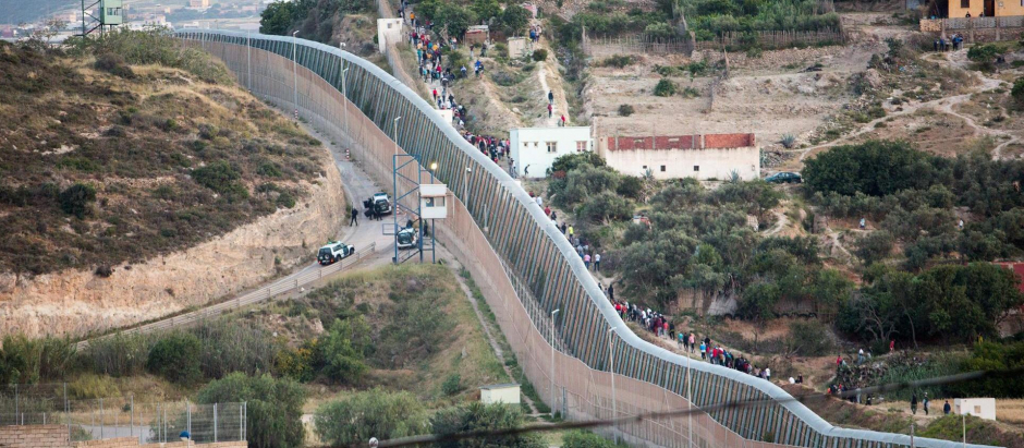Varios marroquíes intentan llegar a suelo español desde la frontera que separa Melilla y Marruecos