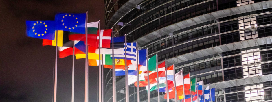 Banderas de los países miembros de la UE frente al edificio del Parlamento Europeo en Estrasburgo