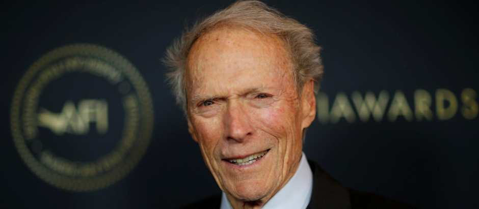 Clint Eastwood (91 años)
Llegamos al gran Clint Eastwood y los 91 años con los que recientemente ha dirigido y protagonizado Cry Macho, así que el esfuerzo es doble en su caso. Por suerte para los que amamos su cine, Clint Eastwood no sabe –no quiere saber– cómo conjugar el verbo jubilarse