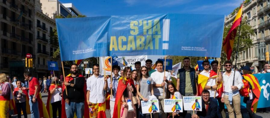 Jóvenes de la asociación S'ha acabat en una manifestación el 12 de Octubre