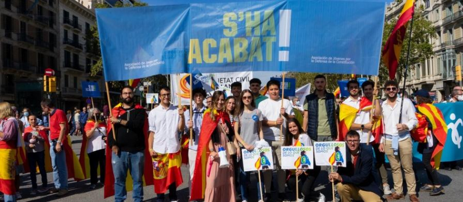 Jóvenes de la asociación S'ha acabat en una manifestación el 12 de Octubre
