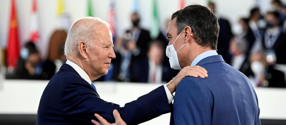El presidente de Estados Unidos, Joe Biden, junto a Pedro Sánchez en el G-20
