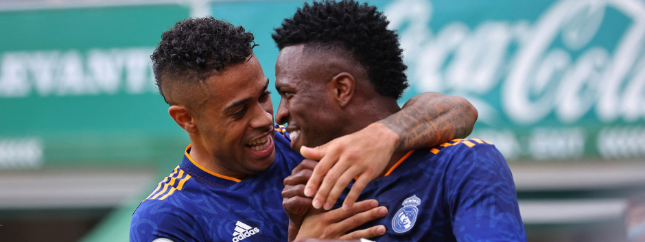 Mariano y Vinicius celebran el gol del brasileño