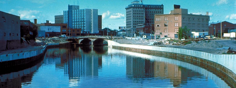 El río Flint, en Flint, Michigan, a finales de la década de 1970 durante un proyecto de control de inundaciones del Ejército de EE. UU.