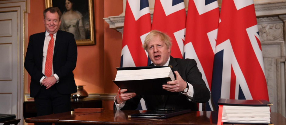 El primer ministro británico, Boris Johnson, junto al negociador británico para el Brexit, David Frost