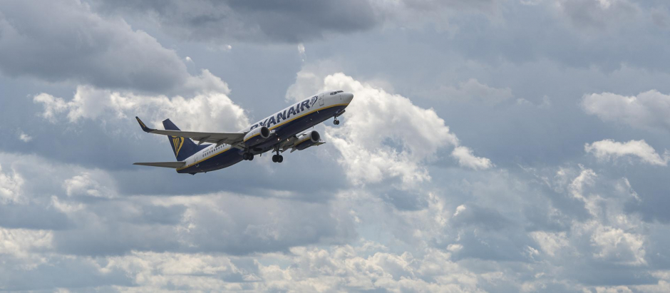 Un avión de Ryanair despega