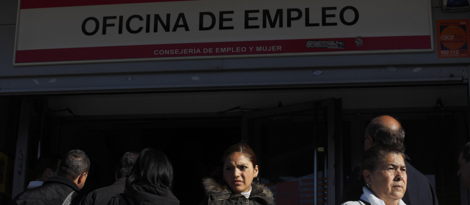 Desempleados esperan a las puertas de una oficina de empleo en Madrid