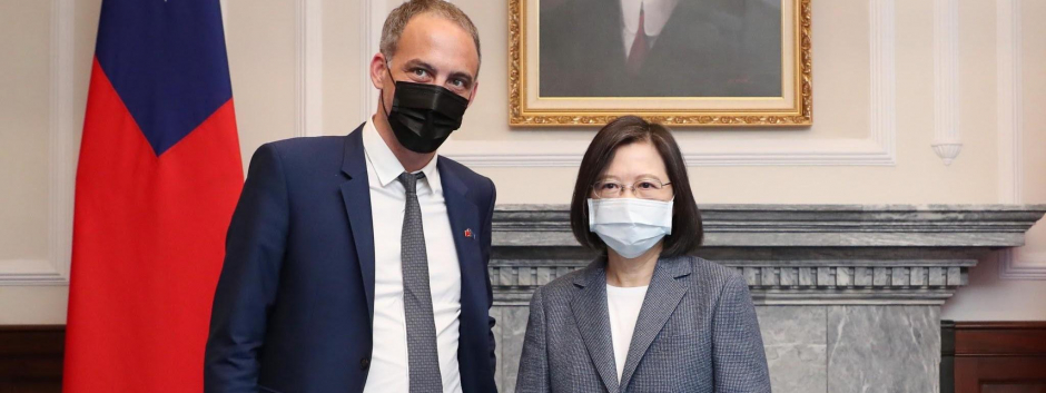 Raphael Glucksmann eurodiputado francés junto con la presidenta de Taiwán Tsai Ing-wen