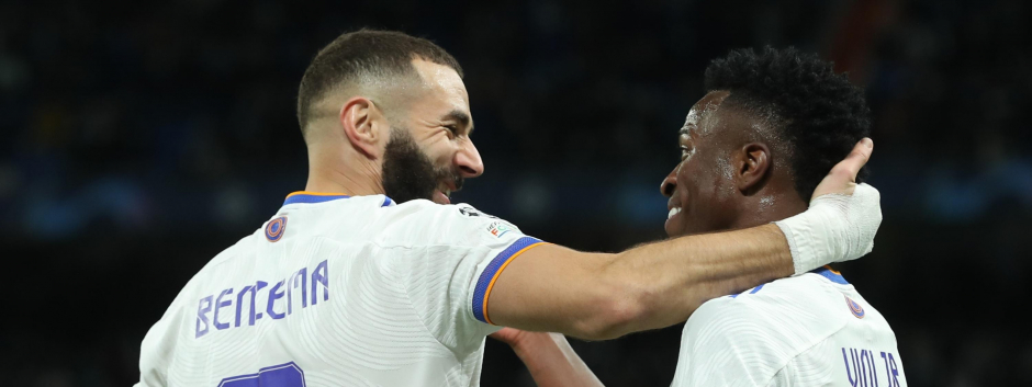 El delantero francés  celebra con su compañero Vinicius su segundo gol durante el partido entre el Real Madrid y el Shakhtar