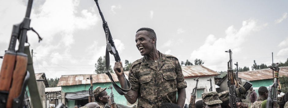 Soldado de las Fuerzas de Defensa Nacional de Etiopía (ENDF) después de terminar su entrenamiento Gondar