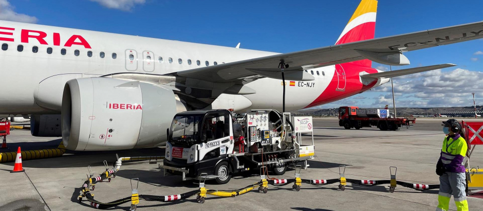 Un avión de Iberia reposta en el aeropuerto