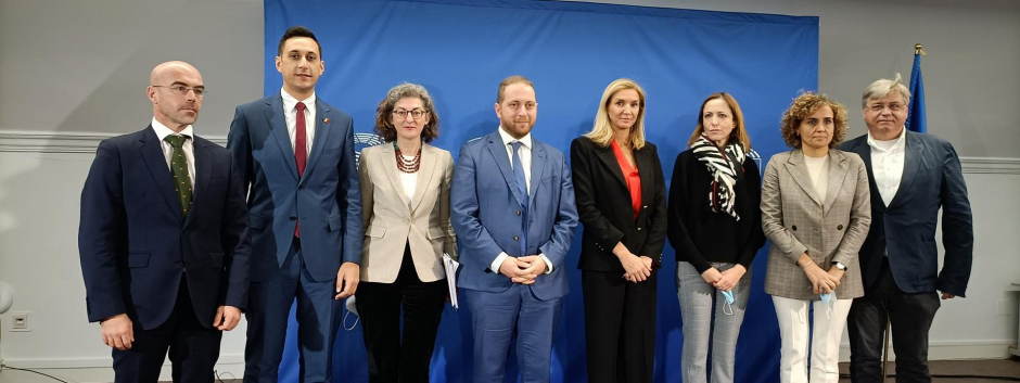 La delegación europa que investiga los crímenes de ETA sin resolver, en la rueda de prensa en Madrid con la que concluye su visita a España