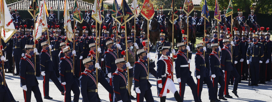 Guiones y banderines de la Guardia Real, durante el homenaje a los que dieron su vida por España.